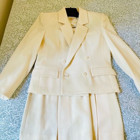 Vintage Saville Cream 100% Wool Ladies Suit with Skirt & Jacket Size 8 Petite - Picture 1 of 13